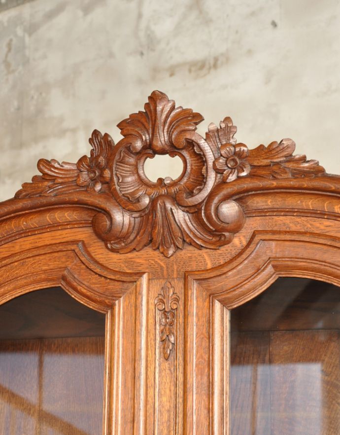 アンティークのキャビネット　アンティーク家具　フランスならではのゴージャスな装飾を施したアンティークガラスキャビネット。キャビネットのトップには、ティアラのようなゴージャスな装飾が施されています。(j-1621-f)