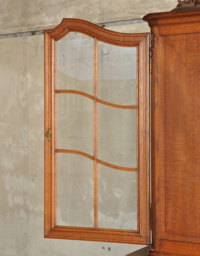 アンティークのキャビネット　アンティーク家具　フランスならではのゴージャスな装飾を施したアンティークガラスキャビネット。アンティークのガラスがキレイに残っていました。(j-1621-f)