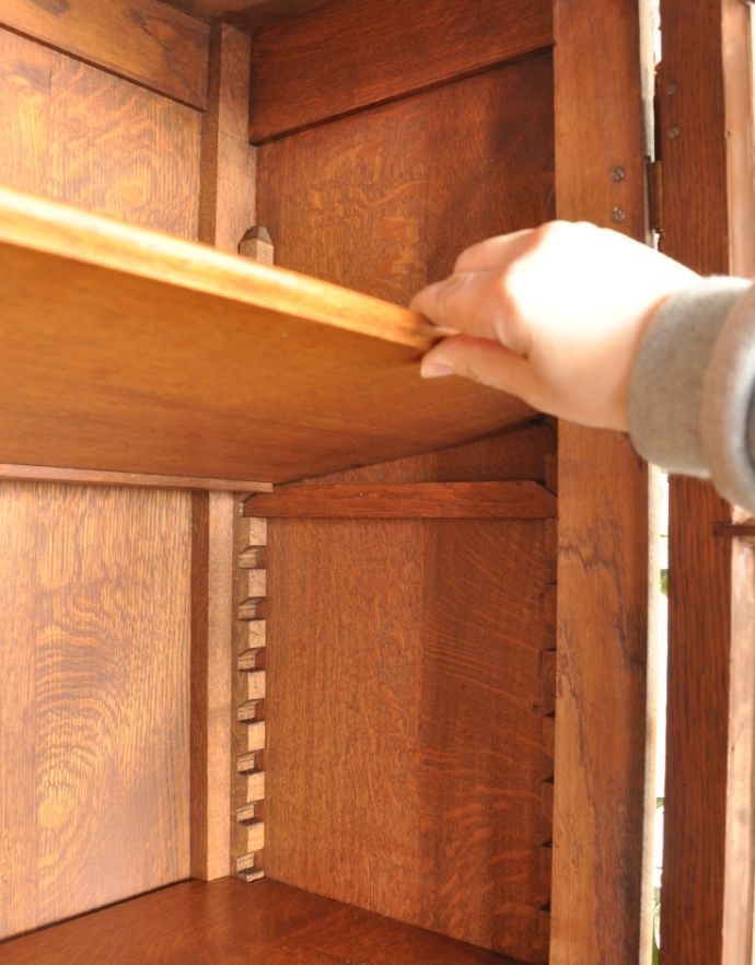 アンティークのキャビネット　アンティーク家具　フランスならではのゴージャスな装飾を施したアンティークガラスキャビネット。棚板も取り外し可能です。(j-1621-f)