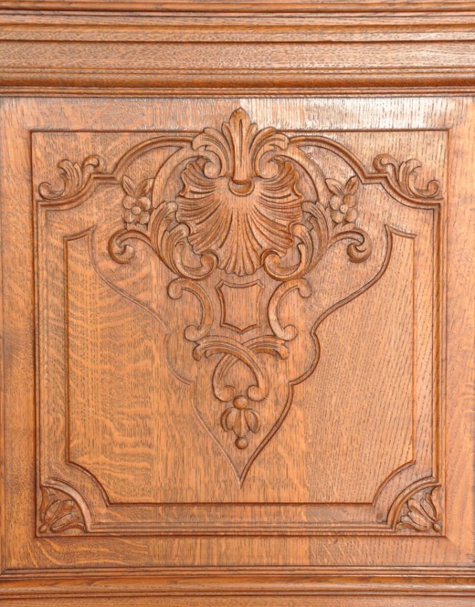 アンティークのキャビネット　アンティーク家具　フランスならではのゴージャスな装飾を施したアンティークガラスキャビネット。お部屋にフランスの香りをプラスしてくれます。(j-1621-f)