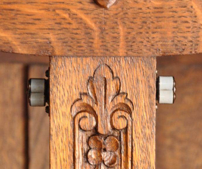 アンティークのキャビネット　アンティーク家具　フランスならではのゴージャスな装飾を施したアンティークガラスキャビネット。上下ともローラーキャッチャーが付いているので開閉はスムーズです。(j-1621-f)