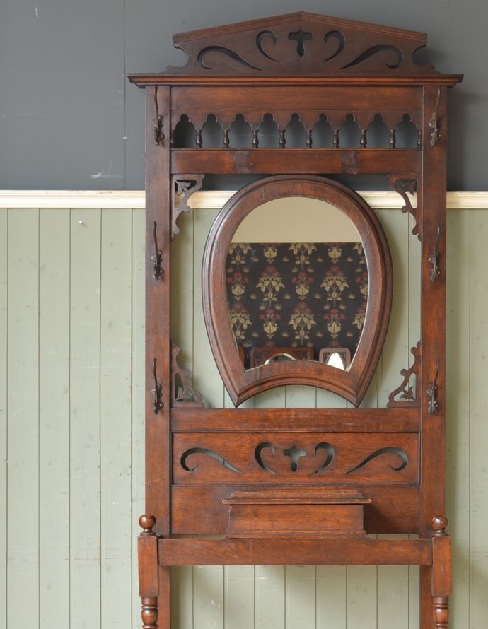 英国らしいミラー付のアンティーク家具、玄関の収納家具のホール