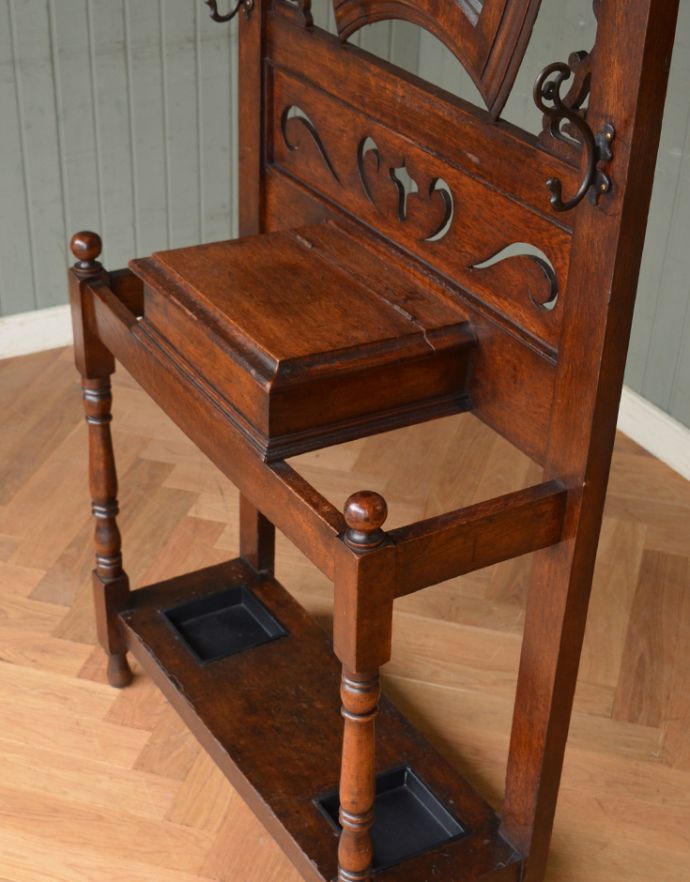 英国らしいミラー付のアンティーク家具、玄関の収納家具のホール