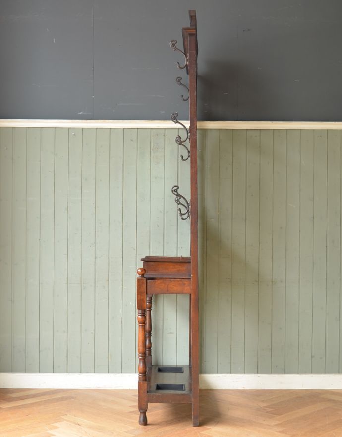 英国らしいミラー付のアンティーク家具、玄関の収納家具のホール