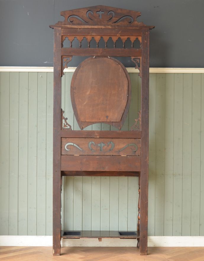 英国らしいミラー付のアンティーク家具、玄関の収納家具のホール