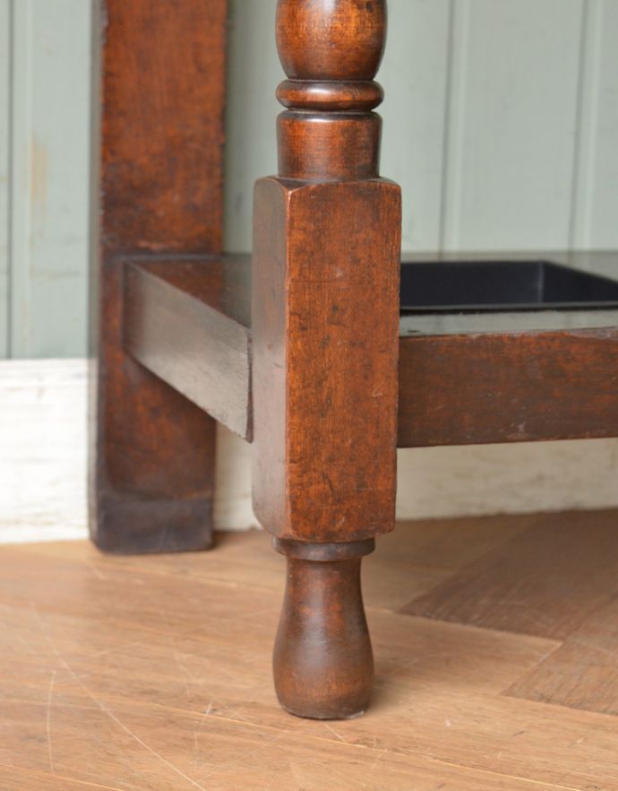 英国らしいミラー付のアンティーク家具、玄関の収納家具のホール