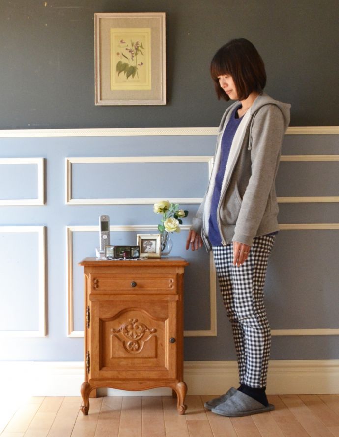 アンティークのキャビネット　アンティーク家具　可愛らしい小ぶりなサイズのアンティークスモールキャビネット。とっても可愛いキャビネット。(j-1633-f)