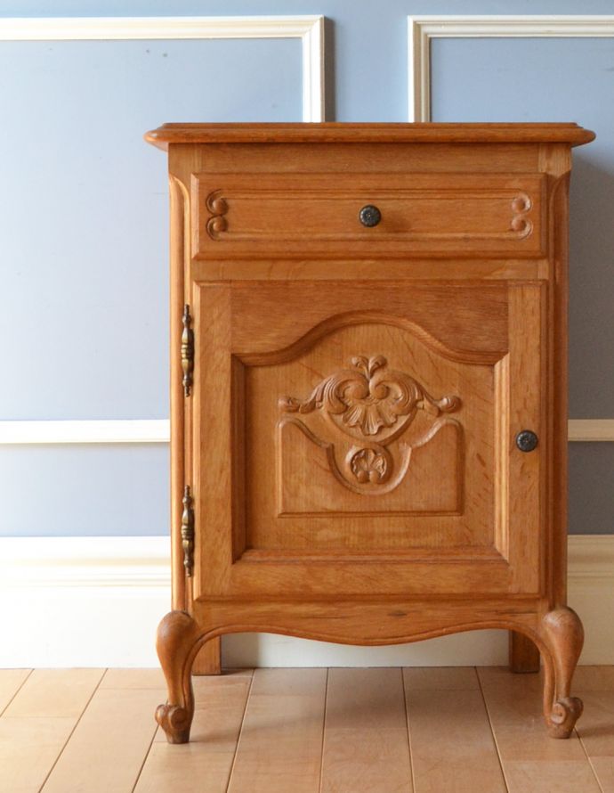 アンティークのキャビネット　アンティーク家具　可愛らしい小ぶりなサイズのアンティークスモールキャビネット。優雅な彫りのデザインが扉に刻まれています。(j-1633-f)