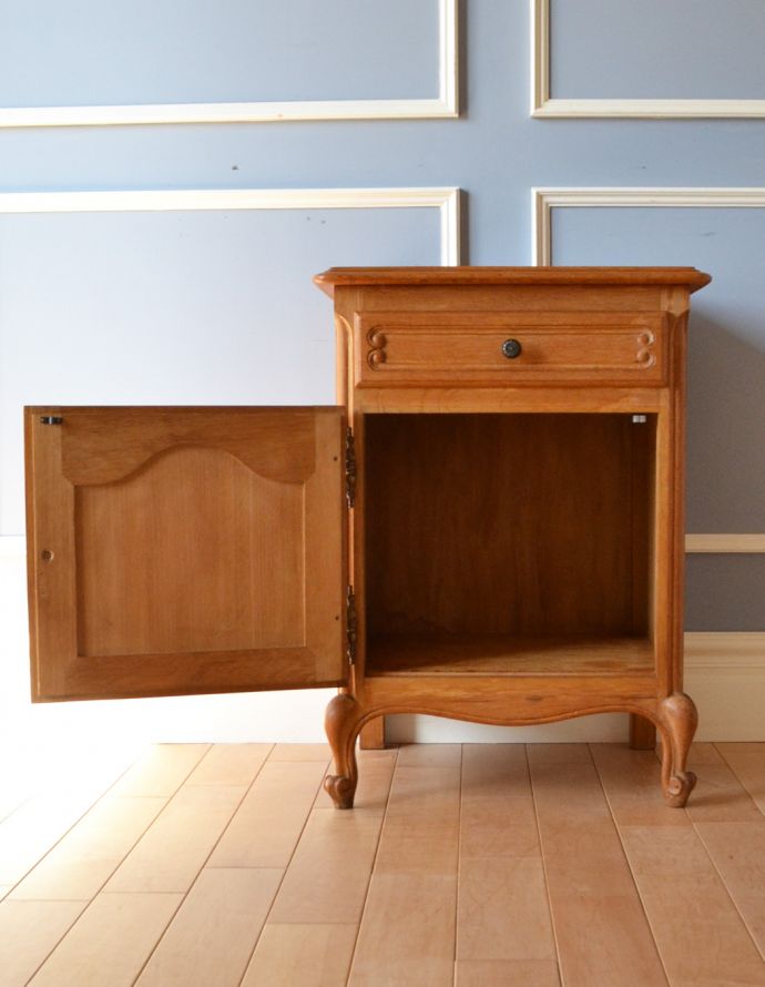 アンティークのキャビネット　アンティーク家具　可愛らしい小ぶりなサイズのアンティークスモールキャビネット。文庫本や漫画、リモコンなど近くに置いておきたいものを収納しておけばとっても便利ですよ。(j-1633-f)