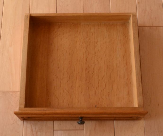 アンティークのキャビネット　アンティーク家具　可愛らしい小ぶりなサイズのアンティークスモールキャビネット。細々したものをしまうのに便利な引き出し。(j-1633-f)