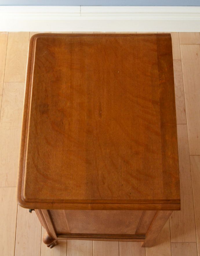 アンティークのキャビネット　アンティーク家具　可愛らしい小ぶりなサイズのアンティークスモールキャビネット。キレイに仕上げた天板。(j-1633-f)