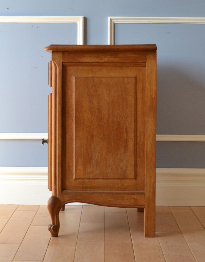 アンティークのキャビネット　アンティーク家具　可愛らしい小ぶりなサイズのアンティークスモールキャビネット。サイドもカットが施され、どこから見ても絵になる美しさです。(j-1633-f)