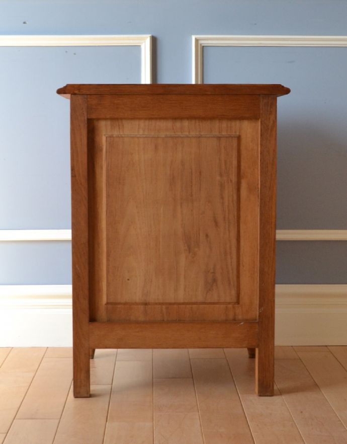 アンティークのキャビネット　アンティーク家具　可愛らしい小ぶりなサイズのアンティークスモールキャビネット。きちんとメンテナンスしてあるので、裏側もキレイです。(j-1633-f)