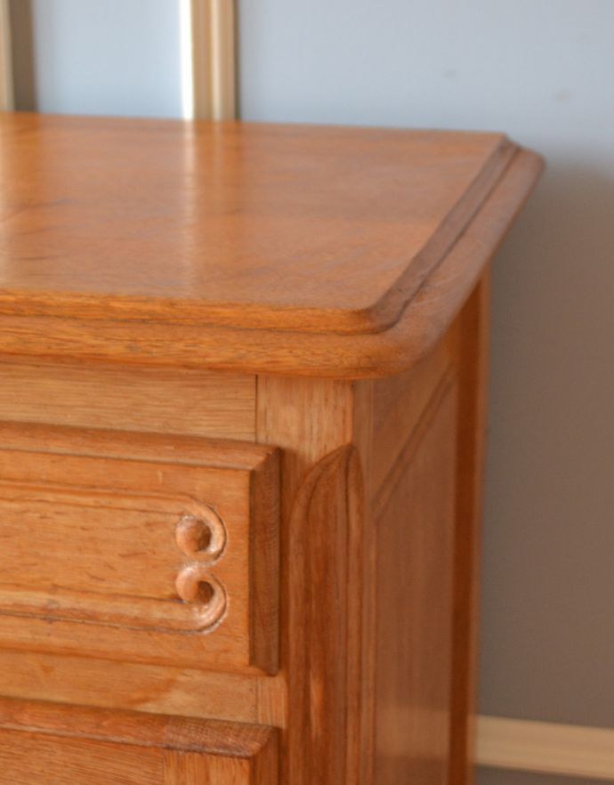 アンティークのキャビネット　アンティーク家具　可愛らしい小ぶりなサイズのアンティークスモールキャビネット。角は丸く仕上げているので、小さいお子さんがいるご家庭でも安心です。(j-1633-f)