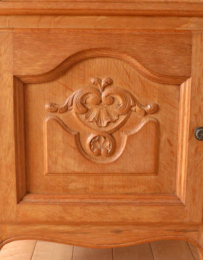 アンティークのキャビネット　アンティーク家具　可愛らしい小ぶりなサイズのアンティークスモールキャビネット。フランスらしくエレガントな彫りが施されていて、絵になります。(j-1633-f)