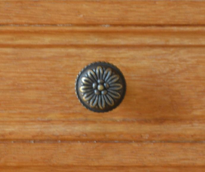 アンティークのキャビネット　アンティーク家具　可愛らしい小ぶりなサイズのアンティークスモールキャビネット。扉の取っ手は引き出しとお揃いのデザイン。(j-1633-f)