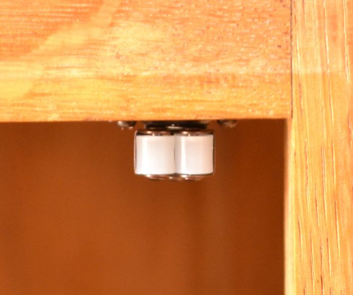 アンティークのキャビネット　アンティーク家具　可愛らしい小ぶりなサイズのアンティークスモールキャビネット。扉にはローラーが付いているので、開け閉めはスムーズです。(j-1633-f)