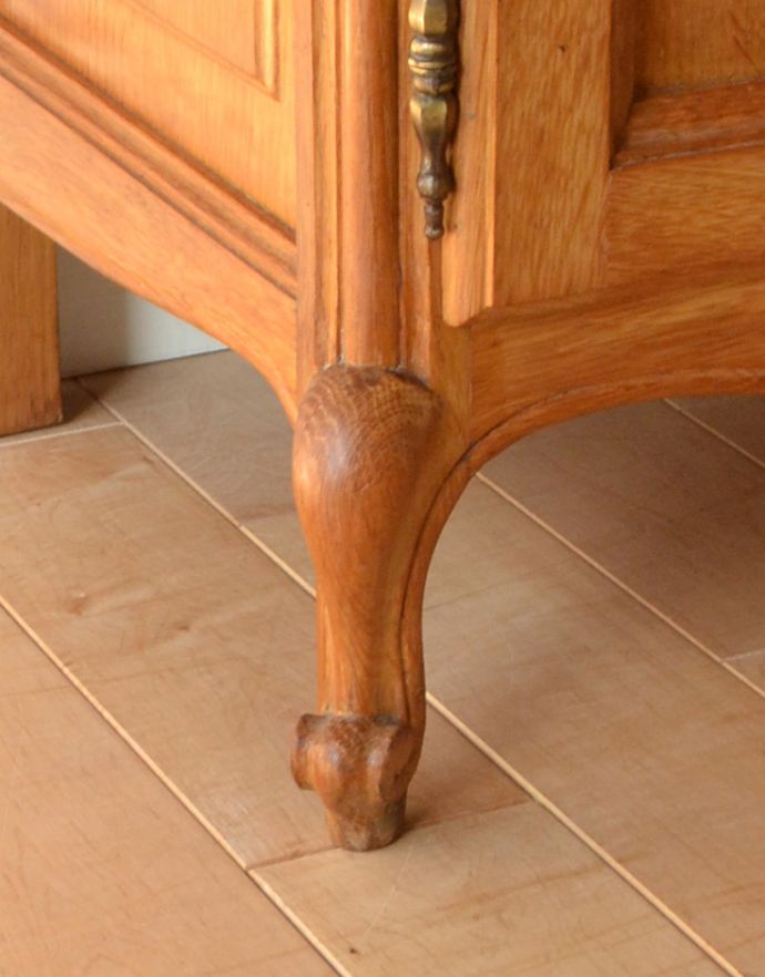 アンティークのキャビネット　アンティーク家具　可愛らしい小ぶりなサイズのアンティークスモールキャビネット。脚先まで彫が可愛い！きちんとメンテナンスしているので、安定感はバッチリです。(j-1633-f)