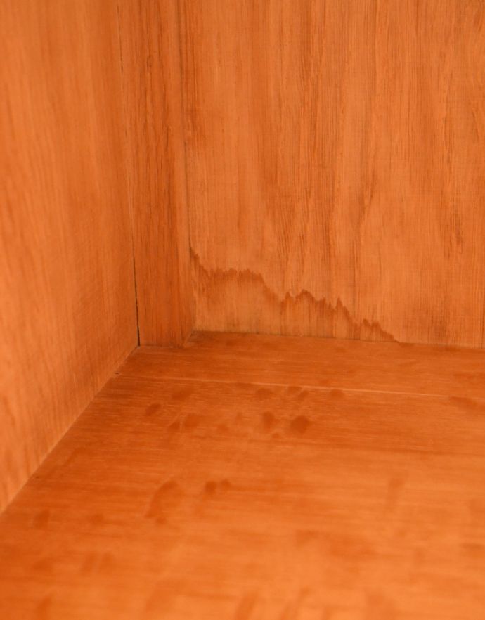 アンティークのキャビネット　アンティーク家具　可愛らしい小ぶりなサイズのアンティークスモールキャビネット。アンティークは新品ではないので、経年変化によるキズはありますが、専門の職人によって目立たないようにキレイにお直しをしています。(j-1633-f)