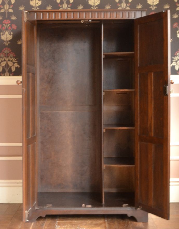 アンティークのキャビネット　アンティーク家具　英国紳士のアンティーク家具、２枚扉のワードローブ（洋服タンス）。中もキレイにお直ししてありますので、何でも入れていただけます。(j-1634-f)
