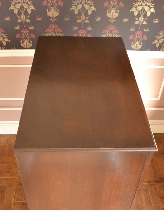 アンティークのキャビネット　アンティーク家具　英国紳士のアンティーク家具、２枚扉のワードローブ（洋服タンス）。天板もピカピカです。(j-1634-f)