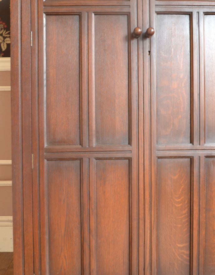 アンティークのキャビネット　アンティーク家具　英国紳士のアンティーク家具、２枚扉のワードローブ（洋服タンス）。パッと映える装飾にもウキウキしてしまいます。(j-1634-f)