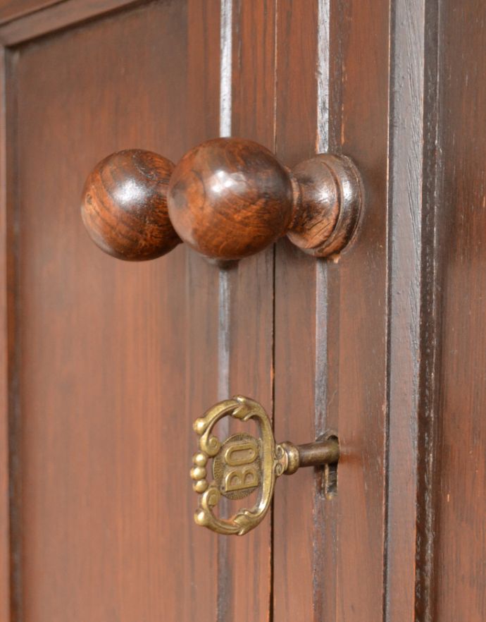 アンティークのキャビネット　アンティーク家具　英国紳士のアンティーク家具、２枚扉のワードローブ（洋服タンス）。握りやすい木製の取っ手です。(j-1634-f)