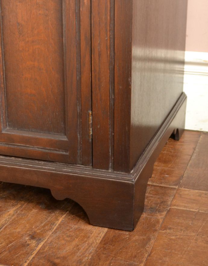 アンティークのキャビネット　アンティーク家具　英国紳士のアンティーク家具、２枚扉のワードローブ（洋服タンス）。しっかり支えてくれる脚で、安定感バツグン。(j-1634-f)