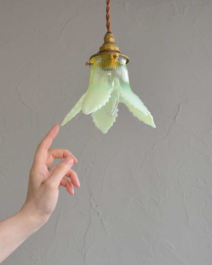 ペンダントライト　照明・ライティング　グリーンのヴァセリンが美しい、アンティークシェードペンダントライト（コード・シャンデリア電球・ギャラリーA付き）。。(j-164-z)