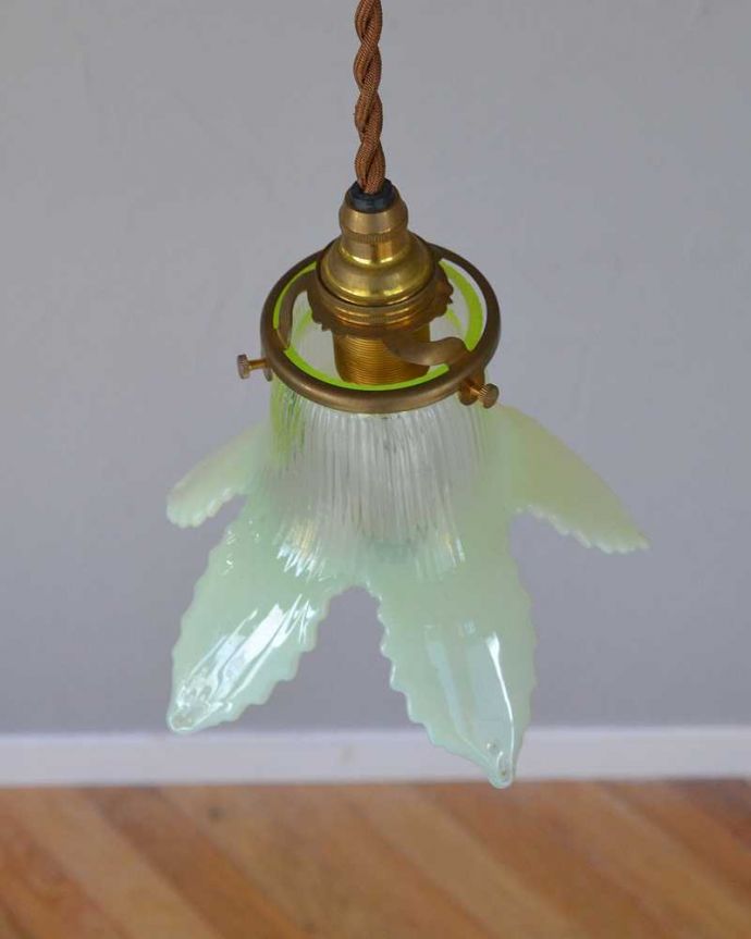 ペンダントライト　照明・ライティング　グリーンのヴァセリンが美しい、アンティークシェードペンダントライト（コード・シャンデリア電球・ギャラリーA付き）。。(j-164-z)