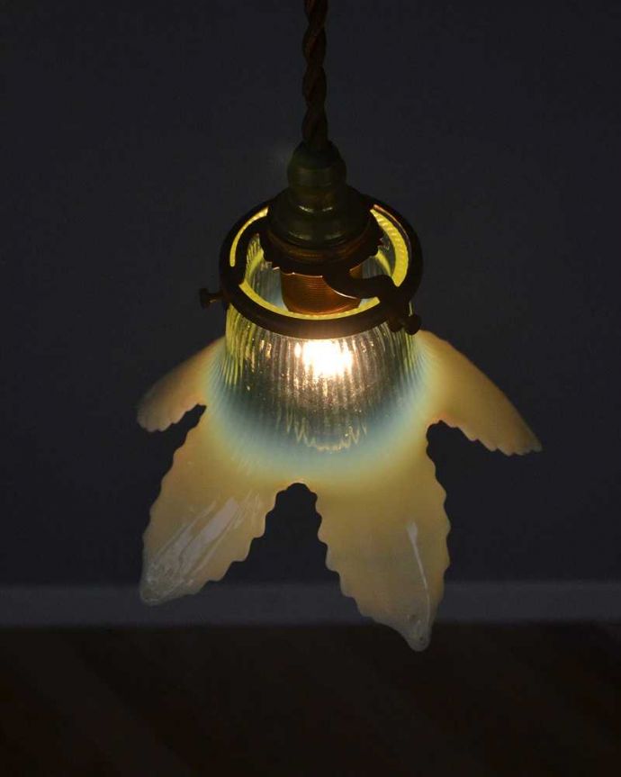 ペンダントライト　照明・ライティング　グリーンのヴァセリンが美しい、アンティークシェードペンダントライト（コード・シャンデリア電球・ギャラリーA付き）。。(j-164-z)