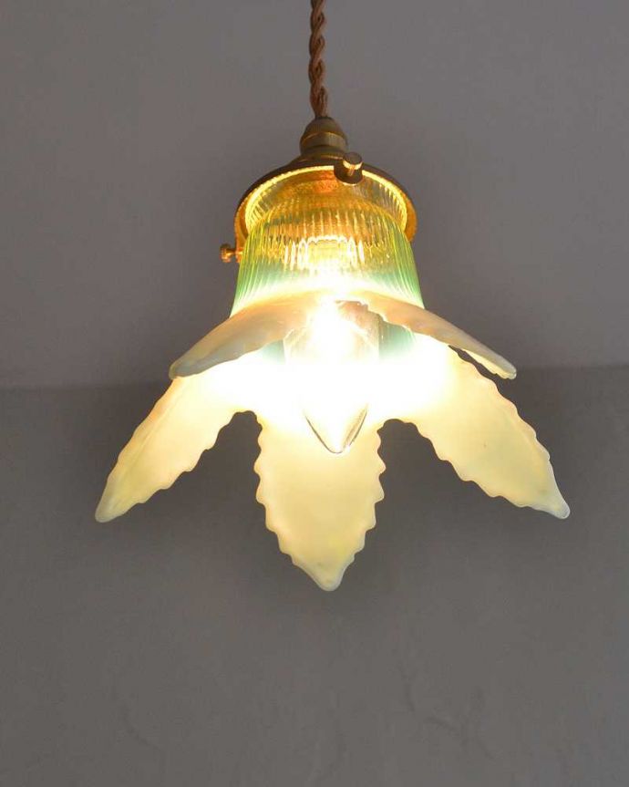 ペンダントライト　照明・ライティング　グリーンのヴァセリンが美しい、アンティークシェードペンダントライト（コード・シャンデリア電球・ギャラリーA付き）。。(j-164-z)