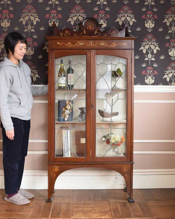 アンティークのキャビネット　アンティーク家具　象嵌入りの高級感溢れるガラスキャビネット（飾り棚） 、アンティークの英国家具。ステンドグラスの扉が美しいキャビネット扉がステンドグラスになっているから、キャビネットとステンドグラスの両方を一気に手に入れることが出来ちゃうんです。(j-1644-f-1)