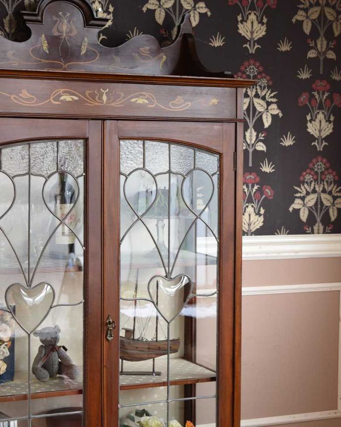 アンティークのキャビネット　アンティーク家具　象嵌入りの高級感溢れるガラスキャビネット（飾り棚） 、アンティークの英国家具。まずはステンドグラスを楽しみましょう現代のように機械が発達していない時代に作られたステンドグラス。(j-1644-f-1)
