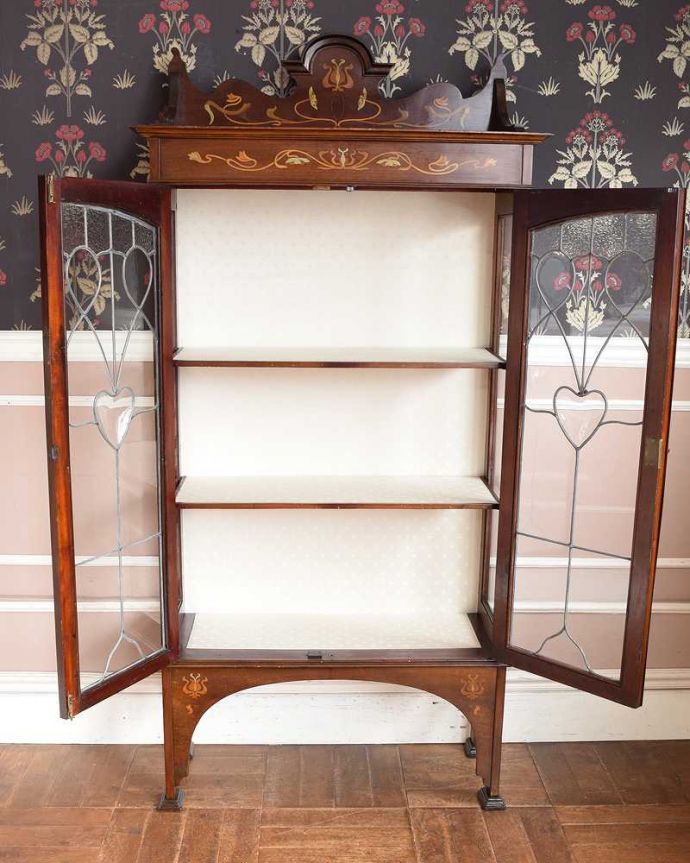 アンティークのキャビネット　アンティーク家具　象嵌入りの高級感溢れるガラスキャビネット（飾り棚） 、アンティークの英国家具。扉を開けた内側はこんな感じですキャビネットの中も職人がしっかり修復したのでキレイです。(j-1644-f-1)