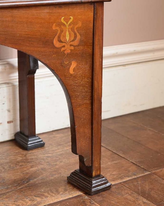 アンティークのキャビネット　アンティーク家具　象嵌入りの高級感溢れるガラスキャビネット（飾り棚） 、アンティークの英国家具。女性１人でもラクに運べちゃうヒミツHandleのアンティークは、脚の裏にフェルトキーパーをお付けしているので、床を滑らせれば女性でも移動がカンタンに出来ます！ご安心下さい。(j-1644-f-1)