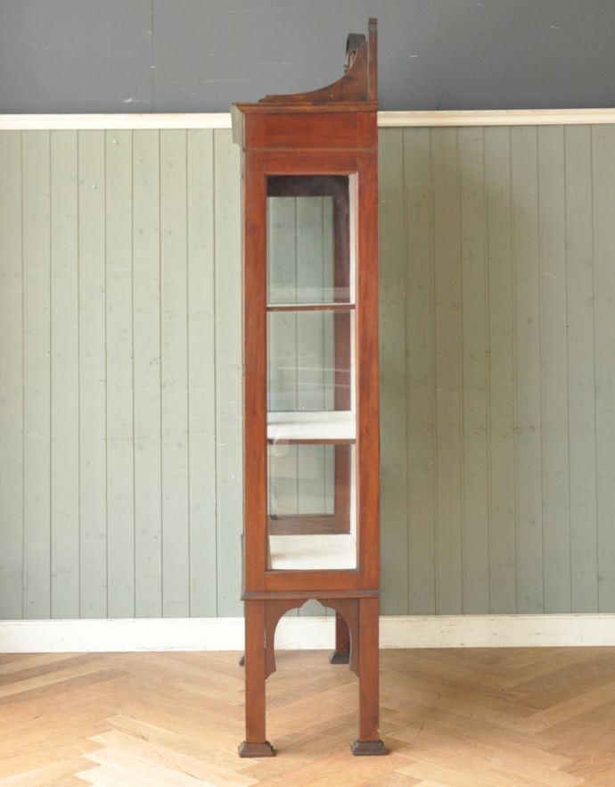 アンティークのキャビネット アンティーク家具 美しい象嵌入りの英国アンティーク、高級感溢れるアールヌーヴォーのガラスキャビネット。横から見てもステキもちろん横もキレイに修復していますので、横顔だって美しいんです。(j-1644-f)