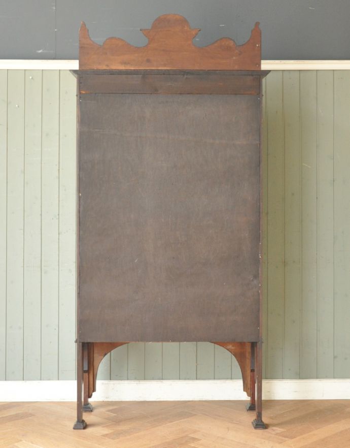 アンティークのキャビネット アンティーク家具 美しい象嵌入りの英国アンティーク、高級感溢れるアールヌーヴォーのガラスキャビネット。後ろ姿もキレイです。(j-1644-f)