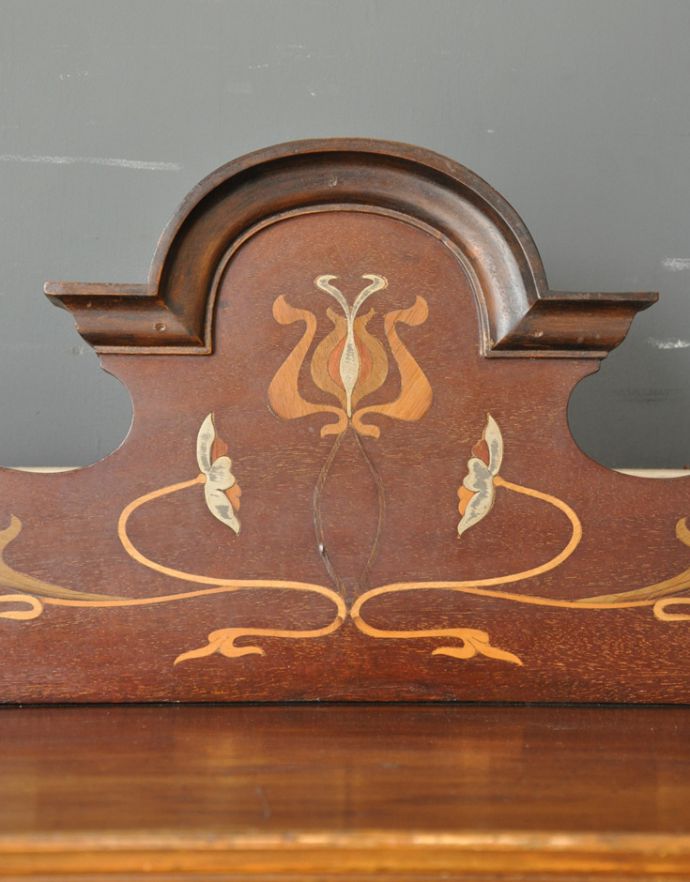 アンティークのキャビネット アンティーク家具 美しい象嵌入りの英国アンティーク、高級感溢れるアールヌーヴォーのガラスキャビネット。職人技が光っています。(j-1644-f)