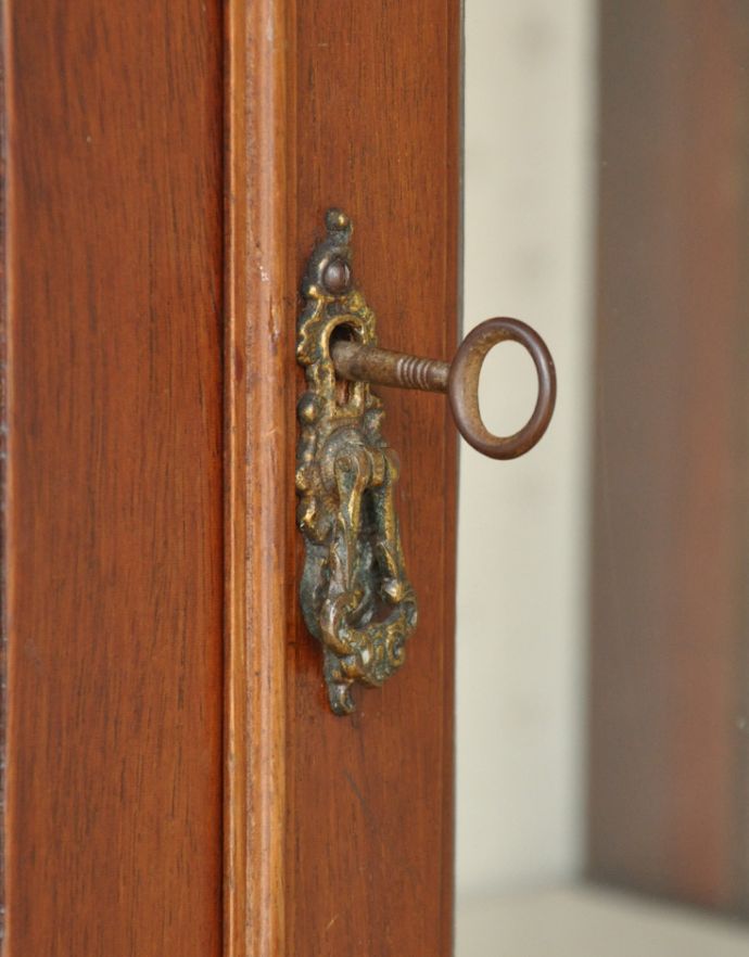 アンティークのキャビネット アンティーク家具 美しい象嵌入りの英国アンティーク、高級感溢れるアールヌーヴォーのガラスキャビネット。開ける度にワクワク取っ手もアンティークらしいデザイン。(j-1644-f)