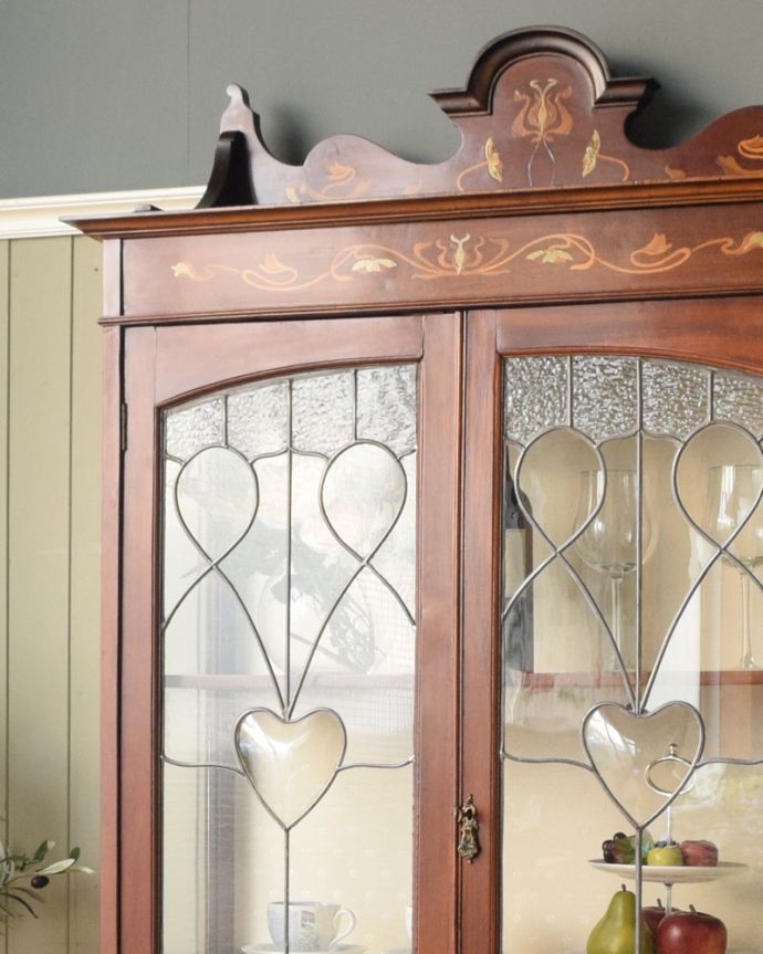 アンティークのキャビネット アンティーク家具 美しい象嵌入りの英国アンティーク、高級感溢れるアールヌーヴォーのガラスキャビネット。まずはステンドグラスを楽しみましょう現代のように機械が発達していない時代に作られたステンドグラス。(j-1644-f)