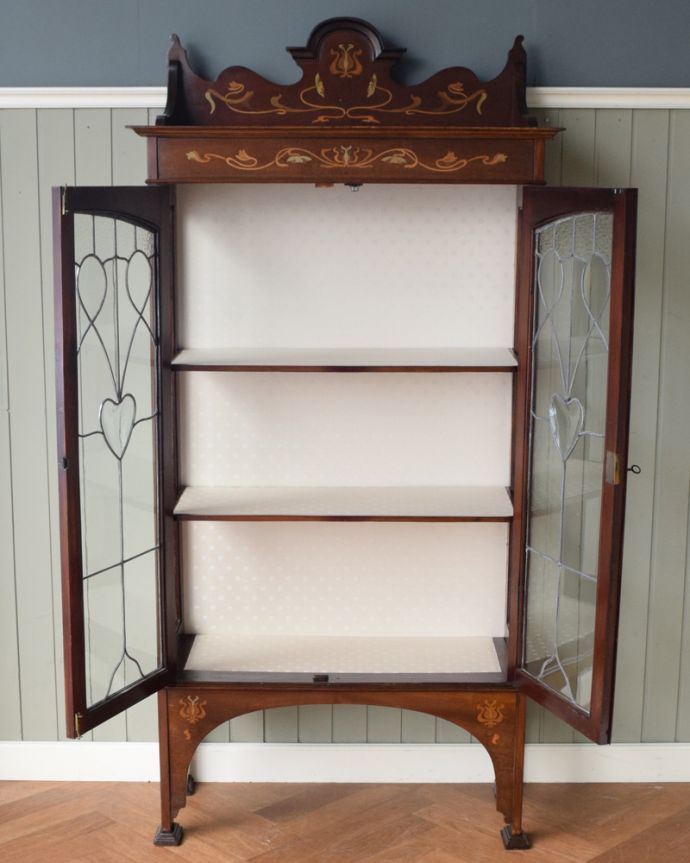 アンティークのキャビネット アンティーク家具 美しい象嵌入りの英国アンティーク、高級感溢れるアールヌーヴォーのガラスキャビネット。扉を開けた内側はこんな感じですキャビネットの中も職人がしっかり修復したのでキレイです。(j-1644-f)