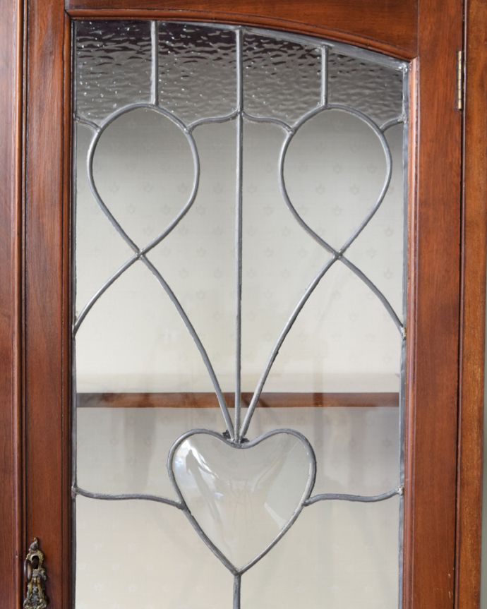 アンティークのキャビネット アンティーク家具 美しい象嵌入りの英国アンティーク、高級感溢れるアールヌーヴォーのガラスキャビネット。アンティークのガラスの美しさガラスも古いアンティークのステンドグラスは独特の雰囲気が魅力。(j-1644-f)