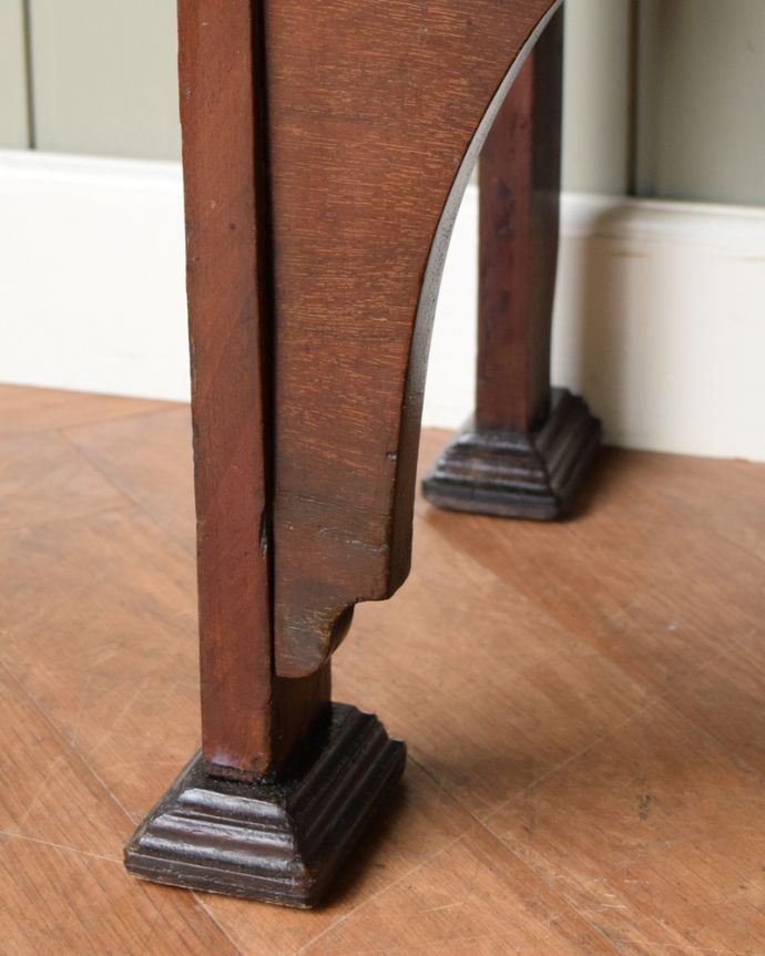 アンティークのキャビネット アンティーク家具 美しい象嵌入りの英国アンティーク、高級感溢れるアールヌーヴォーのガラスキャビネット。女性1人でもラクに運べちゃうヒミツHandleのアンティークは、脚の裏にフェルトキーパーをお付けしているので、床を滑らせれば女性でも移動がカンタンに出来ます!ご安心下さい。(j-1644-f)