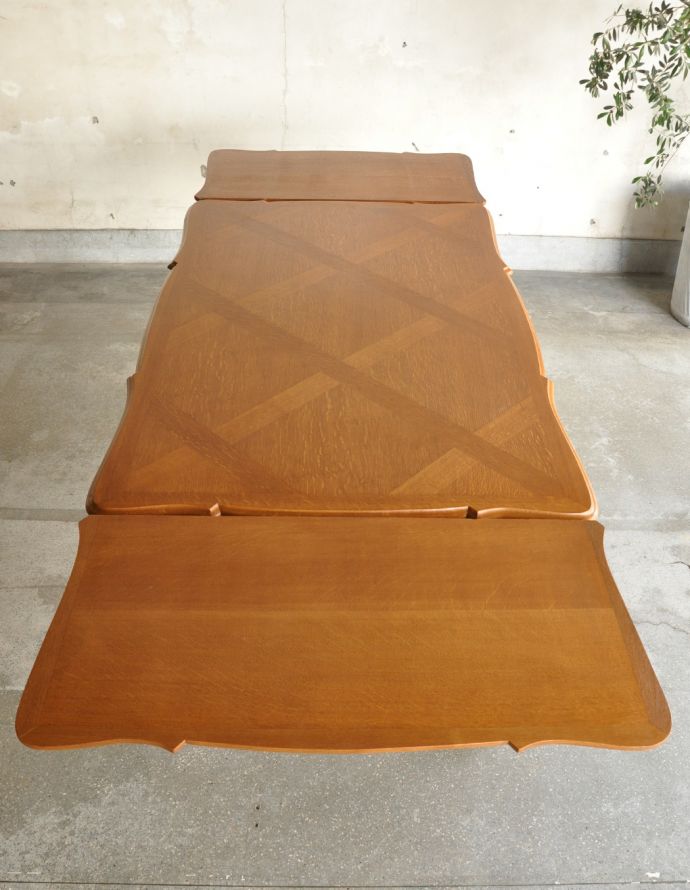 ロイドテーブル　アンティーク家具　アンティークのフランス家具、彫りたっぷりのドローリーフテーブル（伸張式）。広げるとみんなで囲めてとっても楽しいですよ。(j-1646-f)