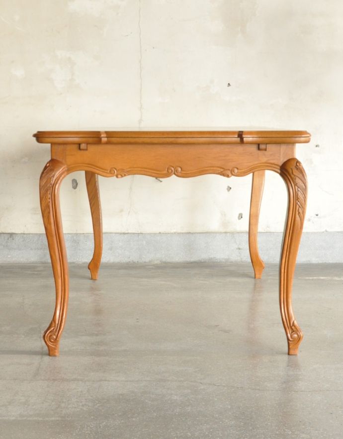 ロイドテーブル　アンティーク家具　アンティークのフランス家具、彫りたっぷりのドローリーフテーブル（伸張式）。脚の美しさが自慢のテーブル！サイドから見るとこんな感じです。(j-1646-f)