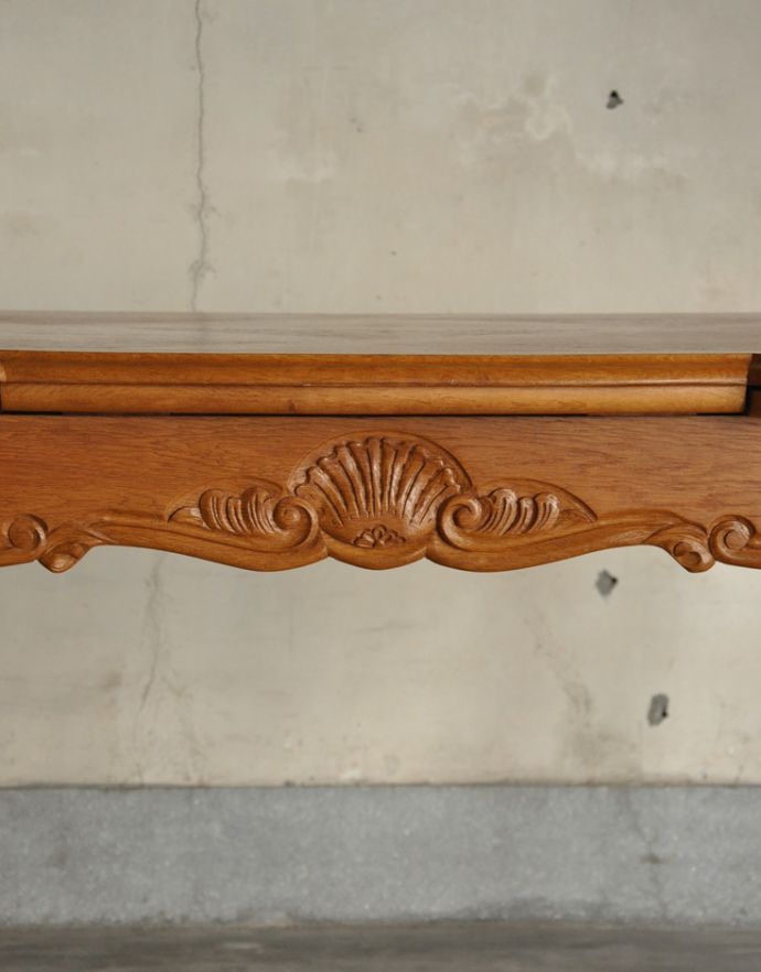 ロイドテーブル　アンティーク家具　アンティークのフランス家具、彫りたっぷりのドローリーフテーブル（伸張式）。幕板の部分にはこのような素敵な装飾が施されています。(j-1646-f)