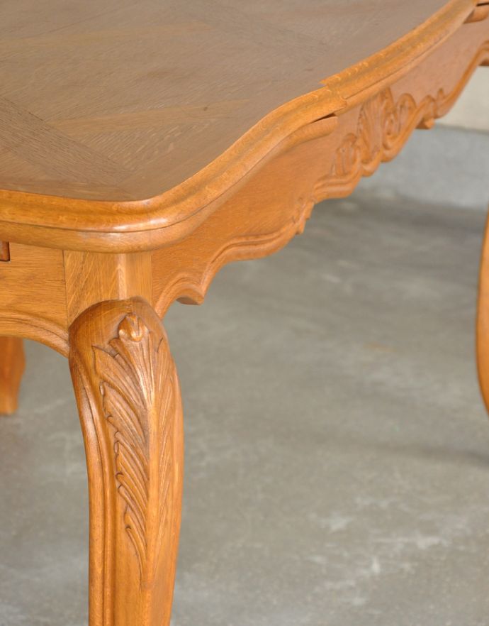 ロイドテーブル　アンティーク家具　アンティークのフランス家具、彫りたっぷりのドローリーフテーブル（伸張式）。角が丸いので小さなお子様がいるお家でも安心してお使いいただけます。(j-1646-f)
