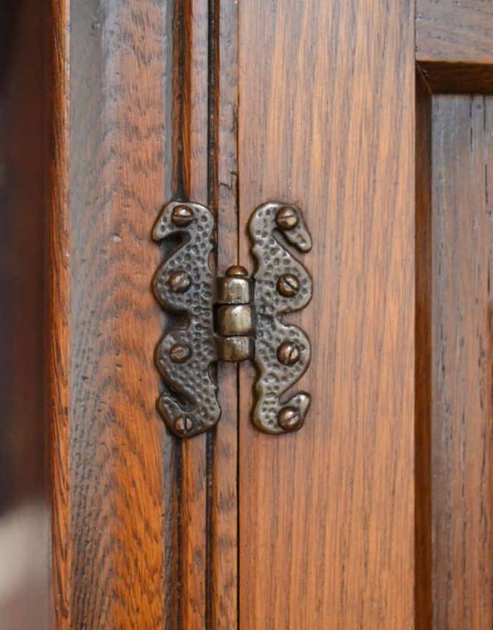 ワードローブ　アンティーク家具　英国紳士のアンティーク家具、木製扉のお洒落なワードローブ（スモールローブ）。当時の蝶番です。(j-1649-f)