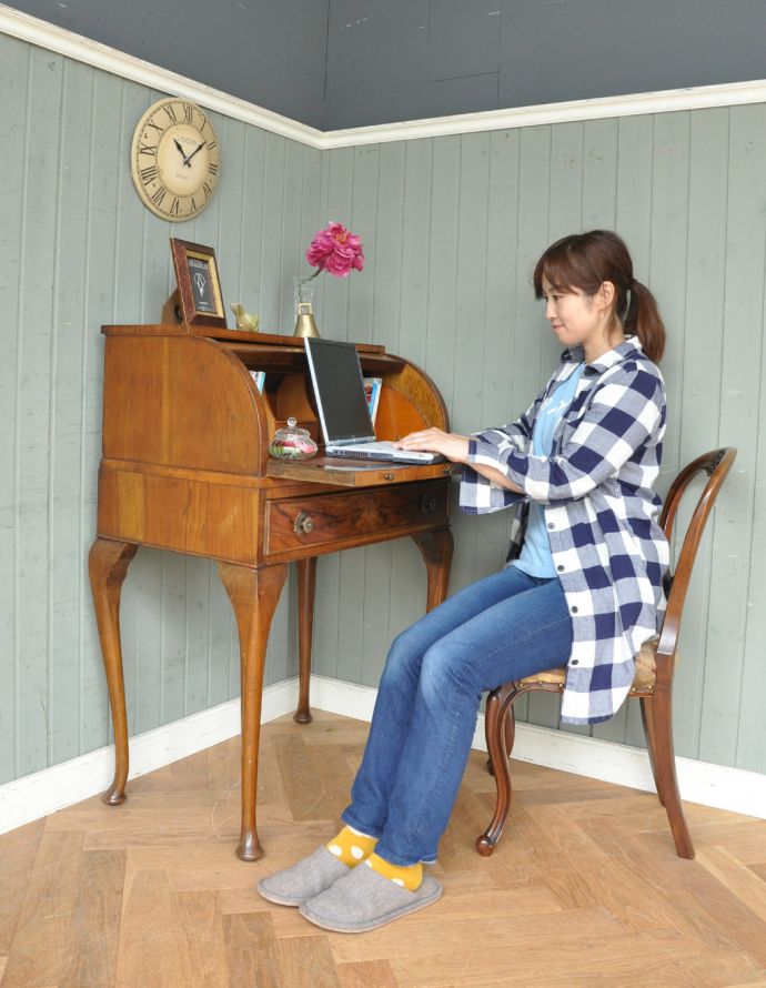 サイドバイサイド　アンティーク家具　英国のアンティーク家具、コンパクトサイズのビューロー（デスク）。落ち着いた雰囲気のビューロー。(j-1650-f)